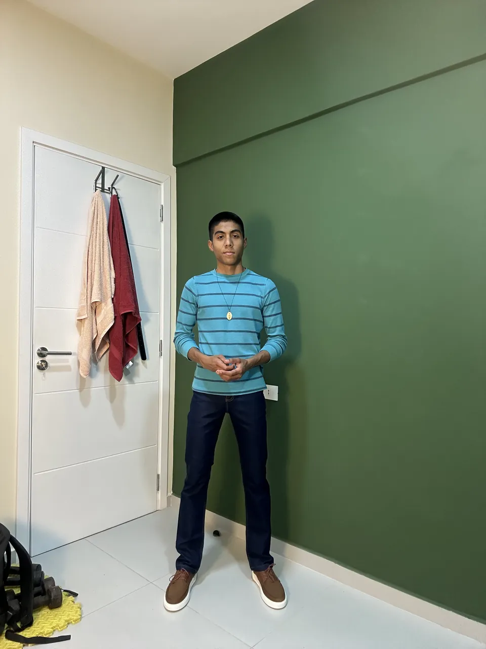 Joaquín Caballero de pie en su estudio de grabación