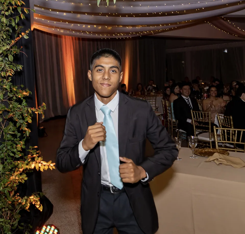 Joaquín Caballero de traje en una fiesta de fin de año