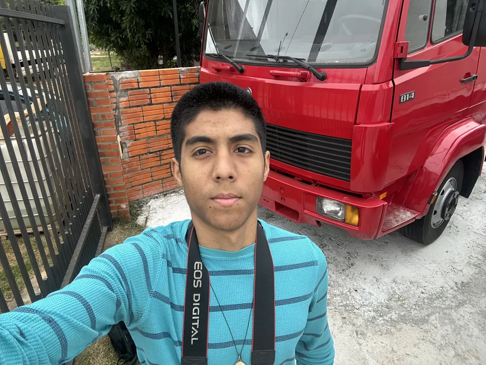Joaquín Caballero con la cámara en una sesión de fotos para un cliente en Limpio, Paraguay